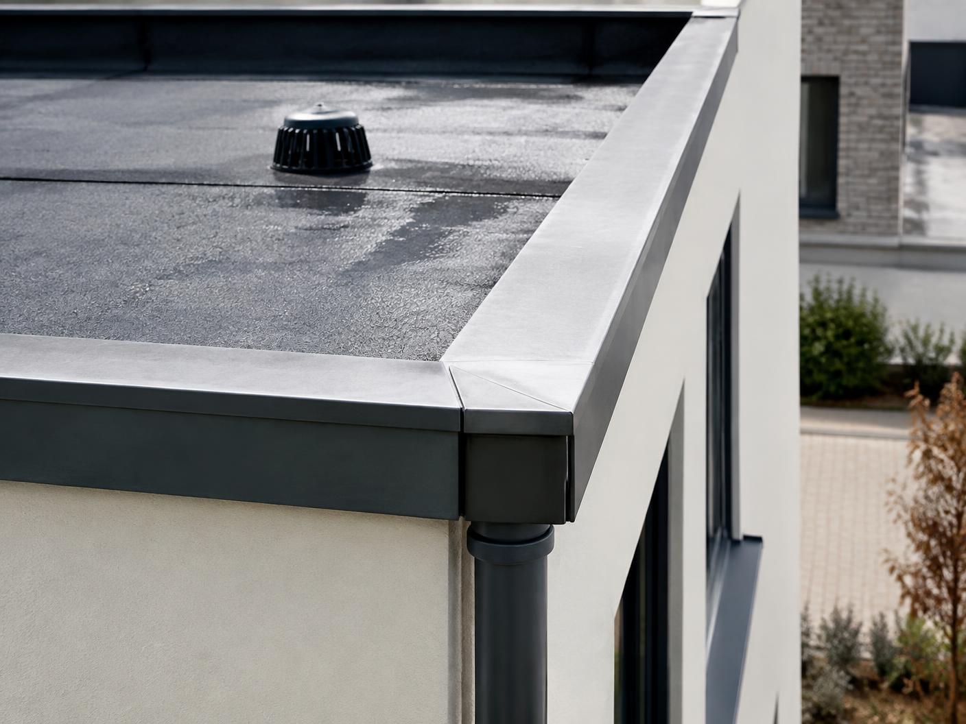 Nauwkeurig afgewerkte dakrand met hemelwaterafvoer